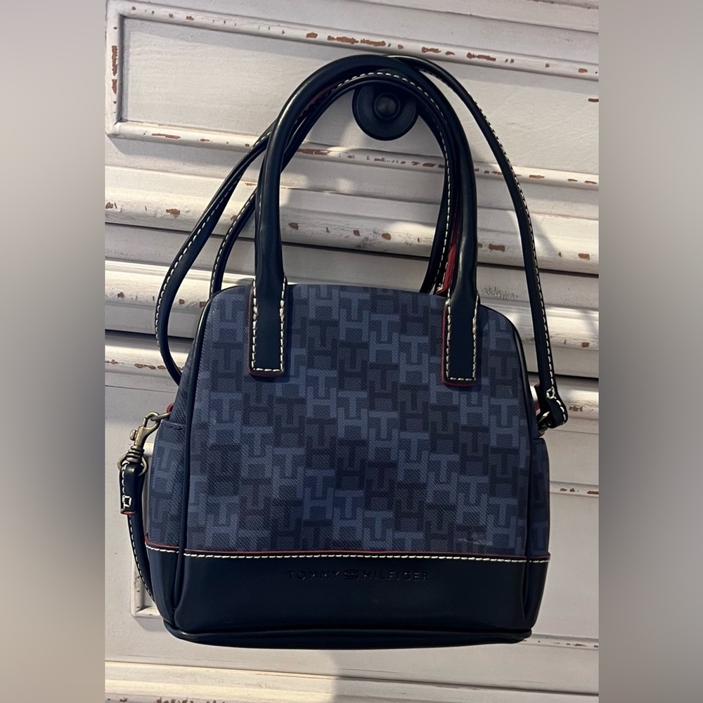 Absolutely adorable Tommy Hilfiger small satchel or crossbody 😍
